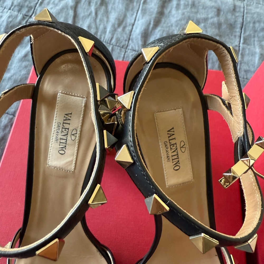Valentino Garavani Paltform Heels - Picture 5 of 10